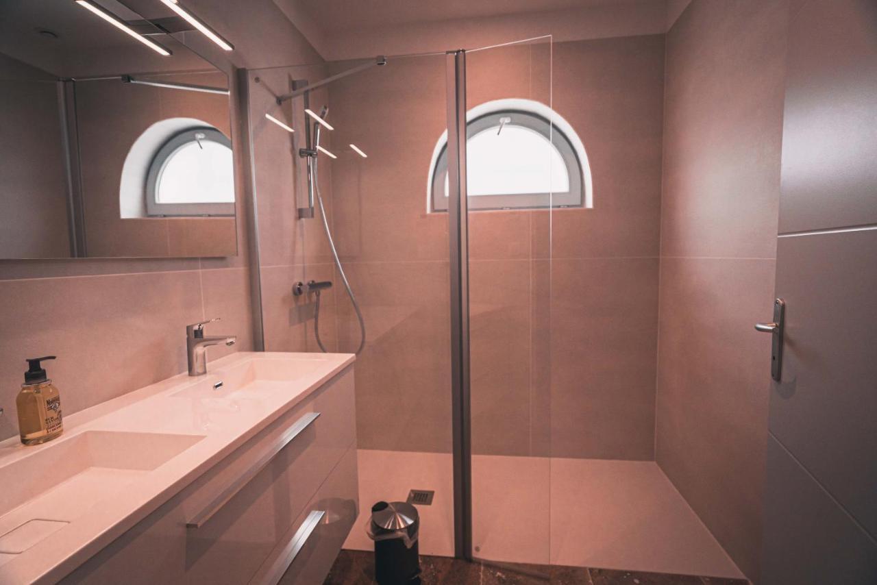 Appartement Avec Cour Privee Centre Ville Classe 4 Etoiles Remparts 1 La Rochelle  Kültér fotó